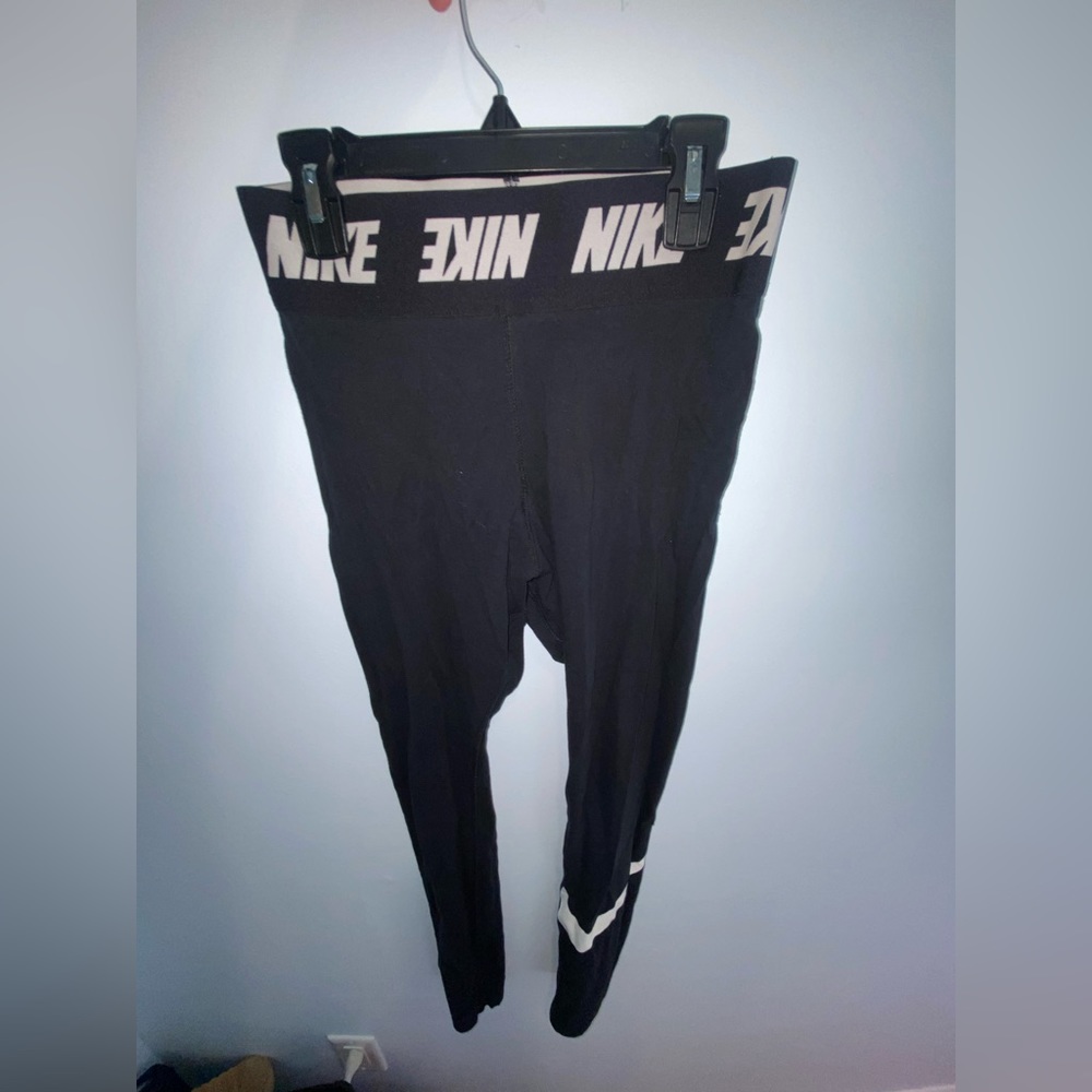 Nike leggings. Size small. DM for more photos. Willing to negotiate price🫶🏻